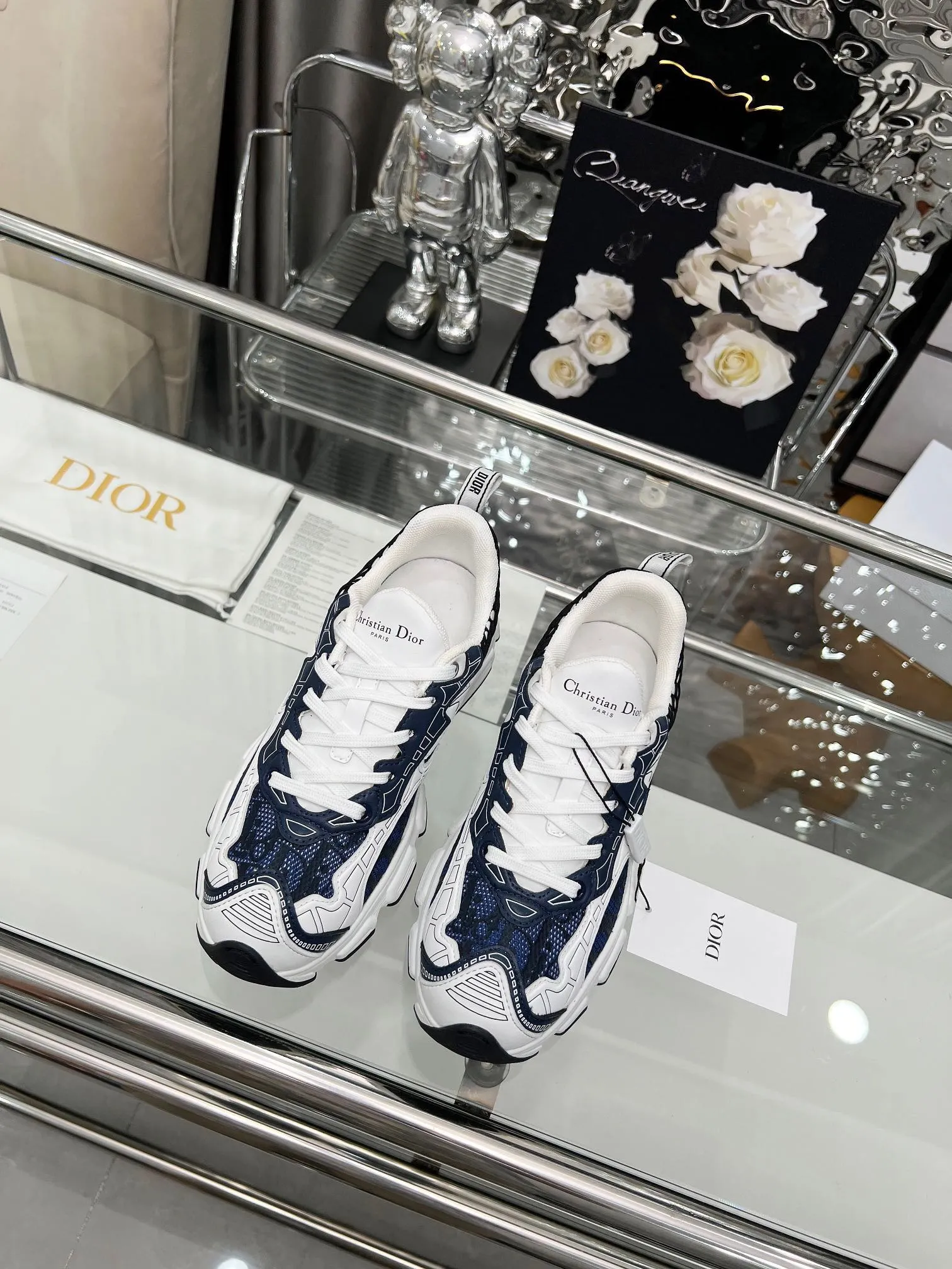 [Dior Dior] P: 580💰 ♺ Size: Female 35-41 Male 39-45 (Female 40.41 Male 45 custom-made) This Dior Chrono sneaker is a new product for the fall of 2024, reinterpreting running shoes in Dior's high-end style. White mesh fabric is paired with nude and silver-toned laminated leather-effect panels, and the CD logo on the sides, star patch on the tongue and Dior logo on the heel are many details to highlight the style. Featuring two-tone laces, a lightweight sole and star embellishments for a casual look all year round.